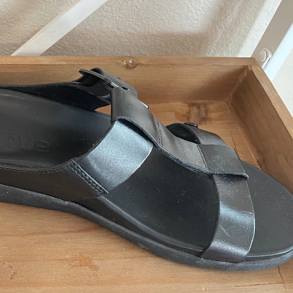 Strive Sandal - Picture 1 of 3